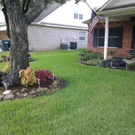 Luxury Lawn Care logo