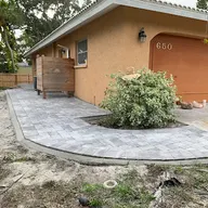 Izzy's landscapes and paving logo